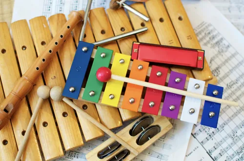 Xylophone, flûte, harmonica et castagnettes sur une partition