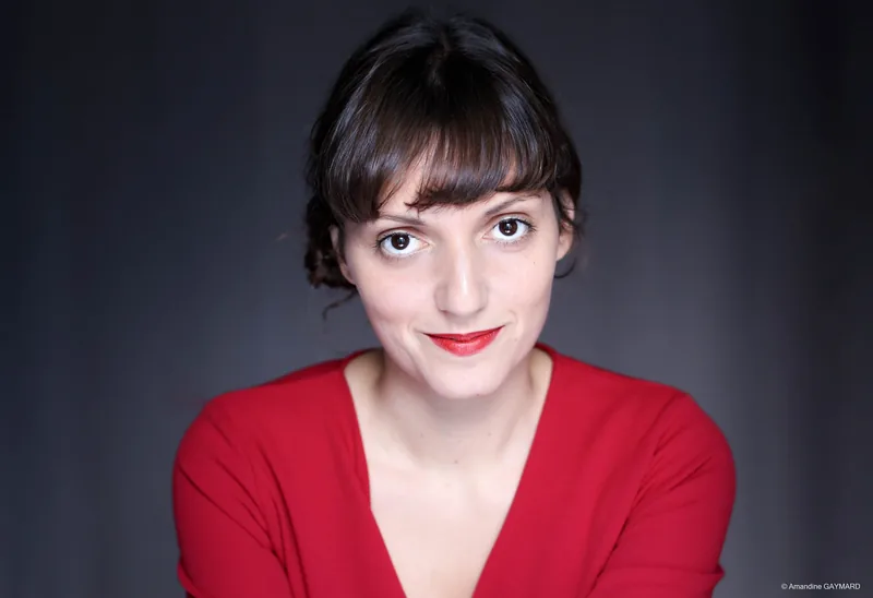 Portrait d’Océane Bret, souriante, en rouge