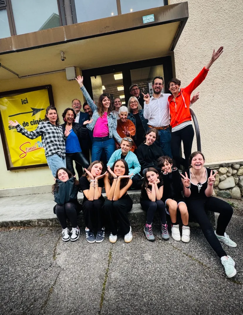 La troupe, enfants et adultes, devant l’entrée du ciné-théâtre
