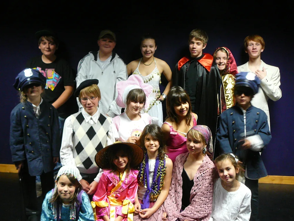 Enfants et adolescents en costumes de scène, photo de groupe